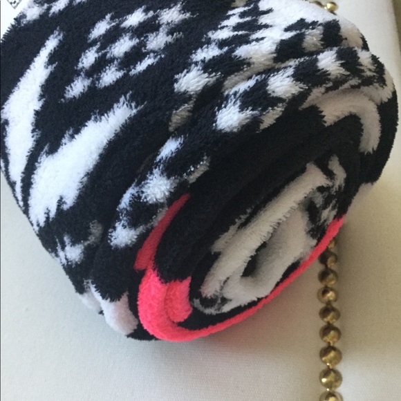 💗🖤VS Pink Snowflake Fleece Blanket🖤💗 - Picture 5 of 6